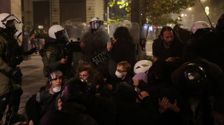 Para pengunjuk rasa berbaris selama demonstrasi peringatan penembakan polisi tahun 2008 terhadap pelajar berusia 15 tahun Alexandros Grigoropoulos, di Athena, Yunani, 6 Desember 2025. (REUTERS/Stelios Misinas)