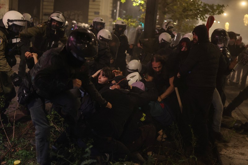 Para pengunjuk rasa berbaris selama demonstrasi peringatan penembakan polisi tahun 2008 terhadap pelajar berusia 15 tahun Alexandros Grigoropoulos, di Athena, Yunani, 6 Desember 2025. (REUTERS/Stelios Misinas)