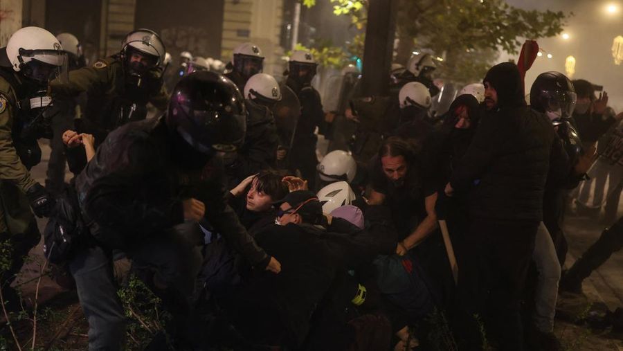 Para pengunjuk rasa berbaris selama demonstrasi peringatan penembakan polisi tahun 2008 terhadap pelajar berusia 15 tahun Alexandros Grigoropoulos, di Athena, Yunani, 6 Desember 2025. (REUTERS/Stelios Misinas)