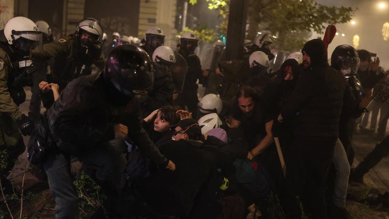 Para pengunjuk rasa berbaris selama demonstrasi peringatan penembakan polisi tahun 2008 terhadap pelajar berusia 15 tahun Alexandros Grigoropoulos, di Athena, Yunani, 6 Desember 2025. (REUTERS/Stelios Misinas)