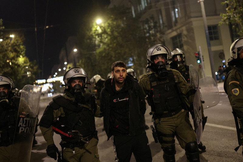 Para pengunjuk rasa berbaris selama demonstrasi peringatan penembakan polisi tahun 2008 terhadap pelajar berusia 15 tahun Alexandros Grigoropoulos, di Athena, Yunani, 6 Desember 2025. (REUTERS/Stelios Misinas)