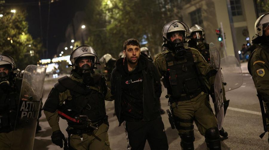 Para pengunjuk rasa berbaris selama demonstrasi peringatan penembakan polisi tahun 2008 terhadap pelajar berusia 15 tahun Alexandros Grigoropoulos, di Athena, Yunani, 6 Desember 2025. (REUTERS/Stelios Misinas)