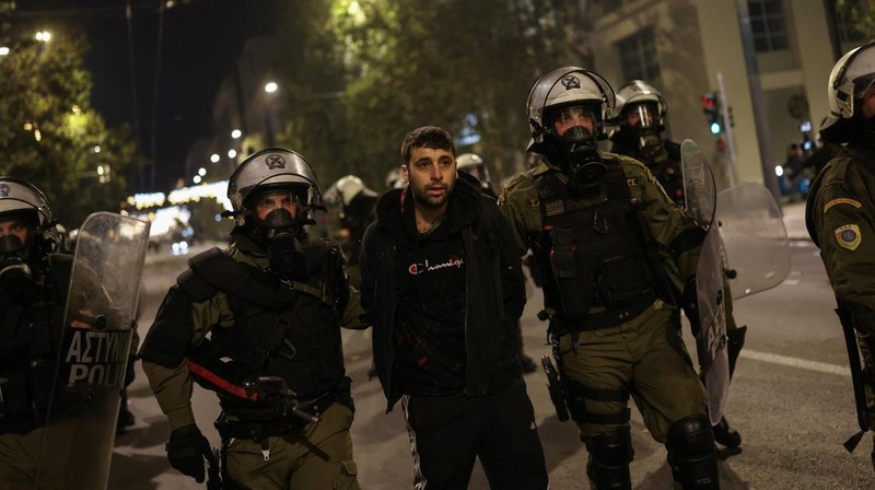 Para pengunjuk rasa berbaris selama demonstrasi peringatan penembakan polisi tahun 2008 terhadap pelajar berusia 15 tahun Alexandros Grigoropoulos, di Athena, Yunani, 6 Desember 2025. (REUTERS/Stelios Misinas)