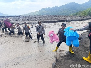 Polisi Bantu Evakuasi Barang Warga Terdampak Banjir Lahar Semeru