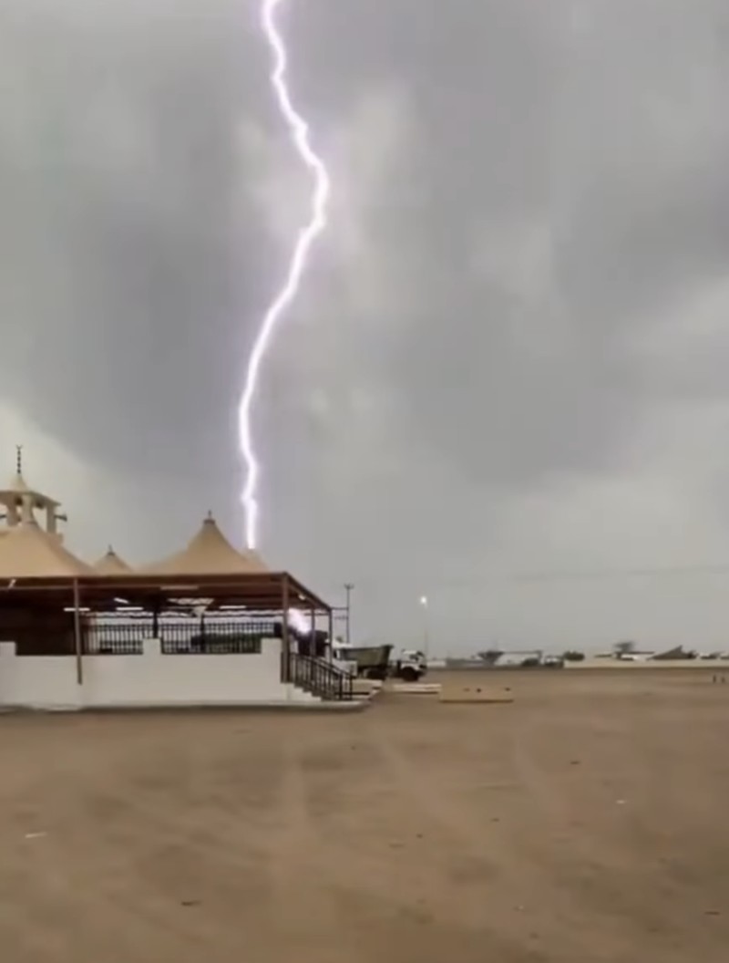 Potret badai hantam arab saudi. (saudiweathergr/X)