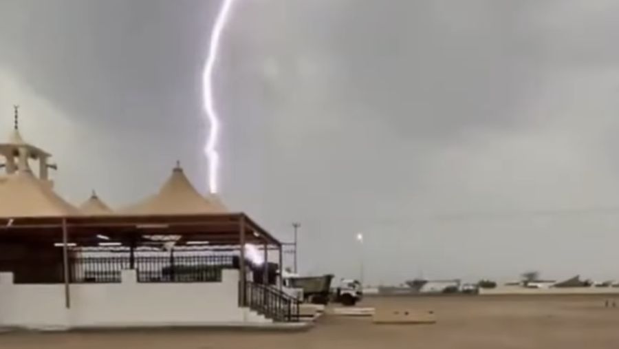 Potret badai hantam arab saudi. (saudiweathergr/X)