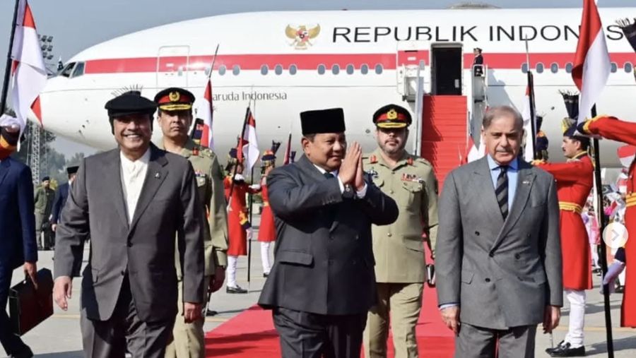Presiden Asif Ali Zardari, didampingi Perdana Menteri Muhammad Shehbaz Sharif, menerima Presiden Prabowo Subianto dari Republik Indonesia saat tiba di Pangkalan Udara Nur Khan. (Instagram/pakinindonesia)