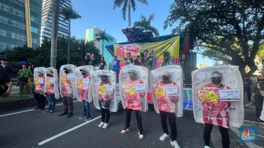 Ribuan pekerja migran dari berbagai negara, termasuk Indonesia, Filipina, Thailand, Vietnam, dan Malaysia menggelar long-march dari kantor Kementerian Ketenagakerjaan Taiwan hingga Gedung Parlemen pada Minggu (7/12/2025).  (CNBC Indonesia/Vanny El Rahman)