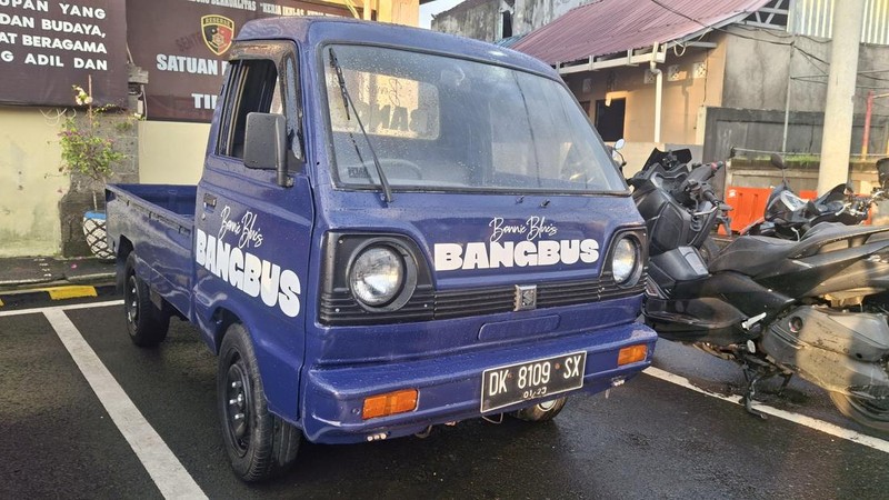 Mobil pikap biru yang digunakan sebagai layanan taksi dalam konten di Instagram Bonnie Blue. (Tangkapan layar via Detikcom)
