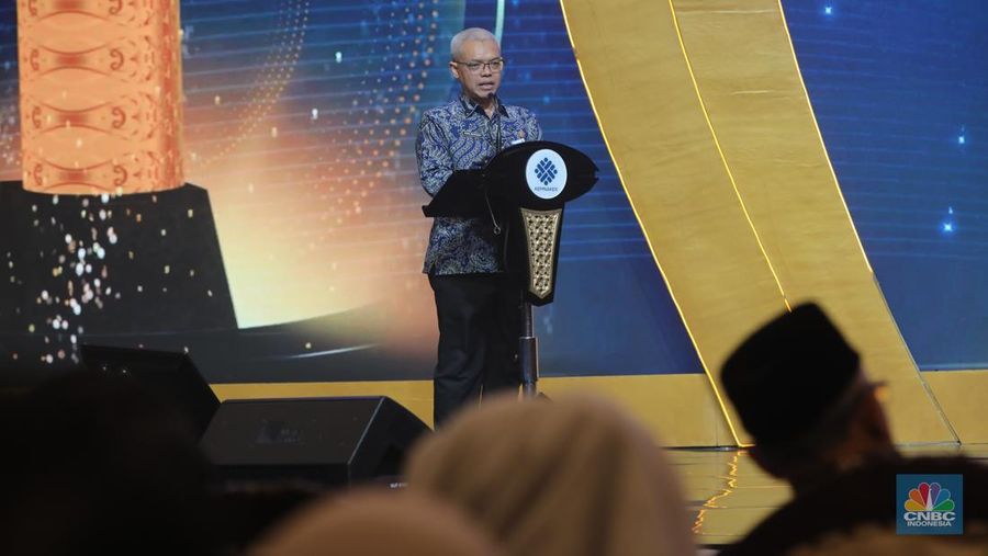 Sekretaris Jenderal Kementerian Ketenagakerjaan (Kemnaker), Cris Kuntadi menyampaikan laporan dalam acara Naker Inspirational Leadership Award 2025 di Balai Kartini, Jakarta, Senin (8/12/2025). (CNBC Indonesia/Faisal Rahman)