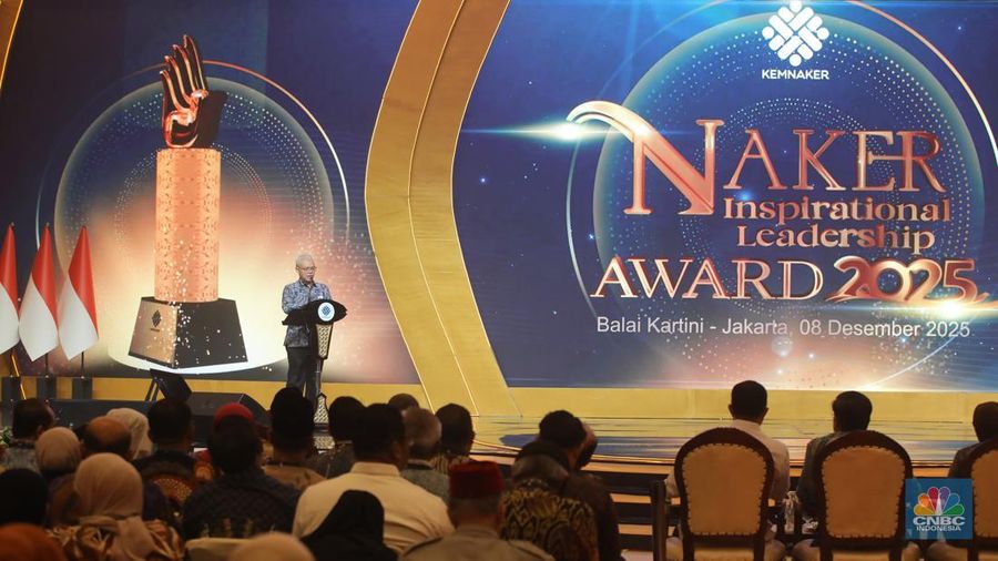 Sekretaris Jenderal Kementerian Ketenagakerjaan (Kemnaker), Cris Kuntadi menyampaikan laporan dalam acara Naker Inspirational Leadership Award 2025 di Balai Kartini, Jakarta, Senin (8/12/2025). (CNBC Indonesia/Faisal Rahman)