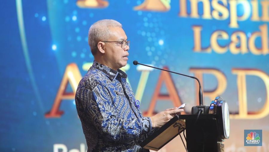 Sekretaris Jenderal Kementerian Ketenagakerjaan (Kemnaker), Cris Kuntadi menyampaikan laporan dalam acara Naker Inspirational Leadership Award 2025 di Balai Kartini, Jakarta, Senin (8/12/2025). (CNBC Indonesia/Faisal Rahman)