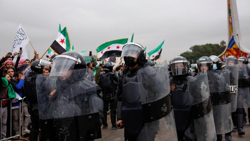 Perayaan ulang tahun pertama kejatuhan Bashar al-Assad di Lapangan Ummayad, Damaskus, Suriah, 8 Desember 2025. REUTERS/Yamam al Shaar