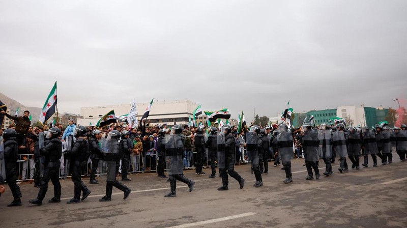 Perayaan ulang tahun pertama kejatuhan Bashar al-Assad di Lapangan Ummayad, Damaskus, Suriah, 8 Desember 2025. REUTERS/Yamam al Shaar