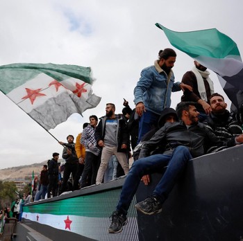 Potret Perayaan Setahun Kejatuhan Bashar Al-Assad di Suriah