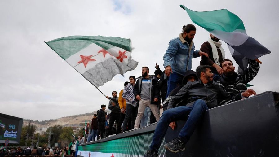 Perayaan ulang tahun pertama kejatuhan Bashar al-Assad di Lapangan Ummayad, Damaskus, Suriah, 8 Desember 2025. REUTERS/Yamam al Shaar