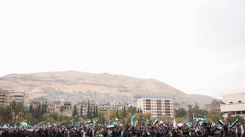 Perayaan ulang tahun pertama kejatuhan Bashar al-Assad di Lapangan Ummayad, Damaskus, Suriah, 8 Desember 2025. REUTERS/Yamam al Shaar