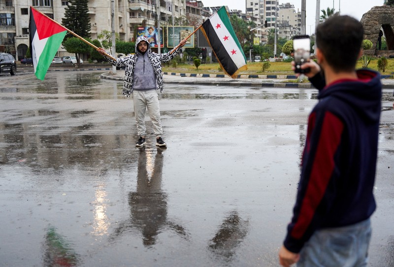Perayaan ulang tahun pertama kejatuhan Bashar al-Assad di Lapangan Ummayad, Damaskus, Suriah, 8 Desember 2025. REUTERS/Yamam al Shaar