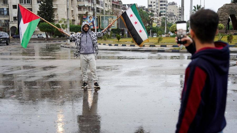 Perayaan ulang tahun pertama kejatuhan Bashar al-Assad di Lapangan Ummayad, Damaskus, Suriah, 8 Desember 2025. REUTERS/Yamam al Shaar