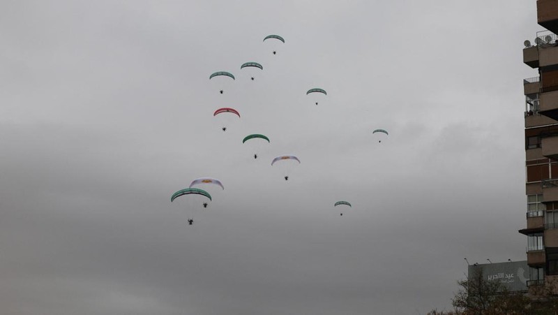 Perayaan ulang tahun pertama kejatuhan Bashar al-Assad di Lapangan Ummayad, Damaskus, Suriah, 8 Desember 2025. REUTERS/Yamam al Shaar