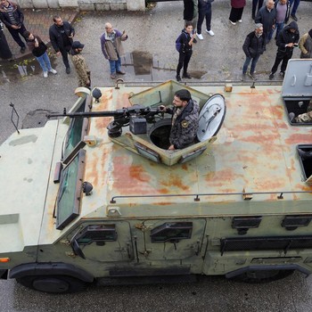 Parade Militer Suriah Warnai Setahun Lengsernya Assad