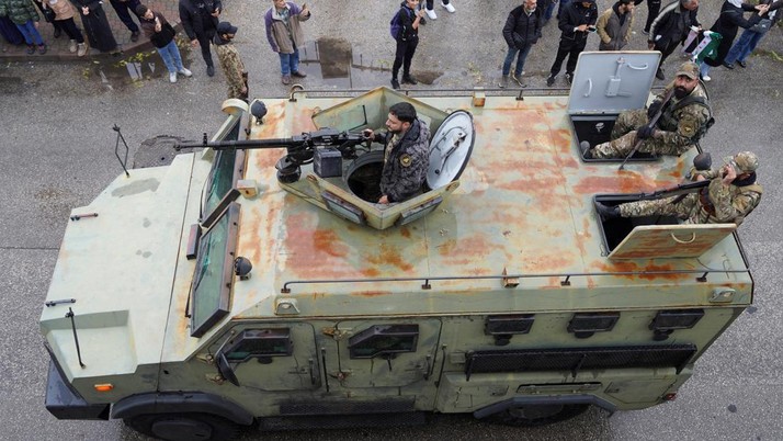 Parade Militer Suriah Warnai Setahun Lengsernya Assad