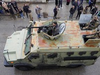 Parade Militer Suriah Warnai Setahun Lengsernya Assad