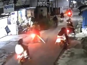 Video: Gerombolan Pemotor Bersajam Teror Warga Bandung Barat-Cimahi