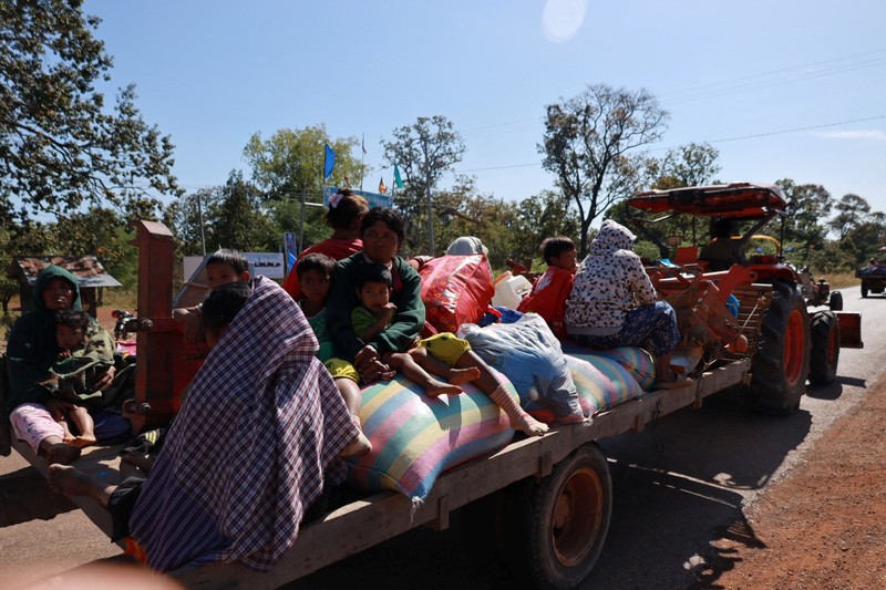People flee amid clashes between Thailand and Cambodia along a disputed border area, in Oddar Meanchey Province, Cambodia, December 8, 2025. Agence Kampuchea Press/Handout via REUTERS    THIS IMAGE HAS BEEN SUPPLIED BY A THIRD PARTY. NO RESALES. NO ARCHIVES.