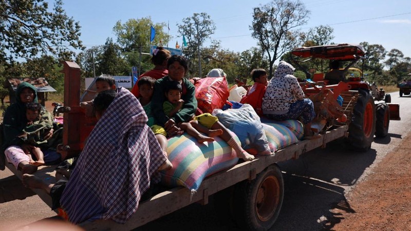 People flee amid clashes between Thailand and Cambodia along a disputed border area, in Oddar Meanchey Province, Cambodia, December 8, 2025. Agence Kampuchea Press/Handout via REUTERS    THIS IMAGE HAS BEEN SUPPLIED BY A THIRD PARTY. NO RESALES. NO ARCHIVES.