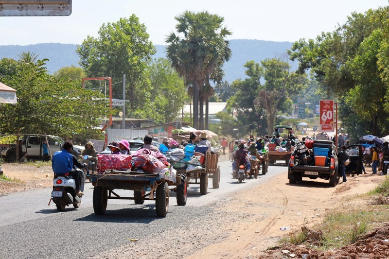 People flee amid clashes between Thailand and Cambodia along a disputed border area, in Oddar Meanchey Province, Cambodia, December 8, 2025. Agence Kampuchea Press/Handout via REUTERS    THIS IMAGE HAS BEEN SUPPLIED BY A THIRD PARTY. NO RESALES. NO ARCHIVES.