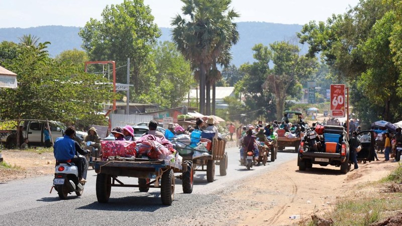 People flee amid clashes between Thailand and Cambodia along a disputed border area, in Oddar Meanchey Province, Cambodia, December 8, 2025. Agence Kampuchea Press/Handout via REUTERS    THIS IMAGE HAS BEEN SUPPLIED BY A THIRD PARTY. NO RESALES. NO ARCHIVES.