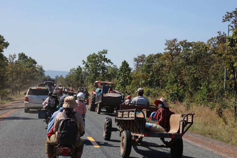 People flee amid clashes between Thailand and Cambodia along a disputed border area, in Oddar Meanchey Province, Cambodia, December 8, 2025. Agence Kampuchea Press/Handout via REUTERS    THIS IMAGE HAS BEEN SUPPLIED BY A THIRD PARTY. NO RESALES. NO ARCHIVES.