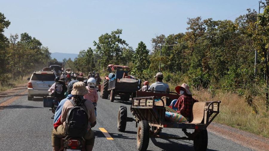 People flee amid clashes between Thailand and Cambodia along a disputed border area, in Oddar Meanchey Province, Cambodia, December 8, 2025. Agence Kampuchea Press/Handout via REUTERS    THIS IMAGE HAS BEEN SUPPLIED BY A THIRD PARTY. NO RESALES. NO ARCHIVES.