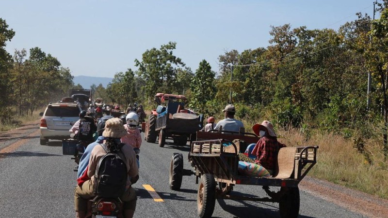 People flee amid clashes between Thailand and Cambodia along a disputed border area, in Oddar Meanchey Province, Cambodia, December 8, 2025. Agence Kampuchea Press/Handout via REUTERS    THIS IMAGE HAS BEEN SUPPLIED BY A THIRD PARTY. NO RESALES. NO ARCHIVES.