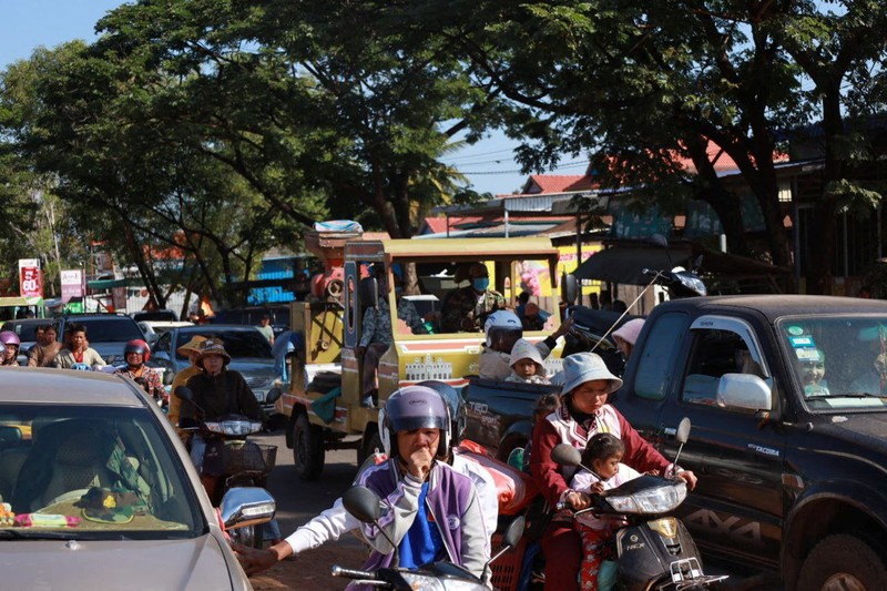 People flee amid clashes between Thailand and Cambodia along a disputed border area, in Oddar Meanchey Province, Cambodia, December 8, 2025. Agence Kampuchea Press/Handout via REUTERS    THIS IMAGE HAS BEEN SUPPLIED BY A THIRD PARTY. NO RESALES. NO ARCHIVES.
