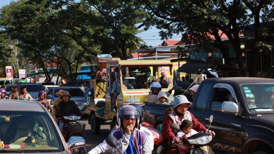 People flee amid clashes between Thailand and Cambodia along a disputed border area, in Oddar Meanchey Province, Cambodia, December 8, 2025. Agence Kampuchea Press/Handout via REUTERS    THIS IMAGE HAS BEEN SUPPLIED BY A THIRD PARTY. NO RESALES. NO ARCHIVES.