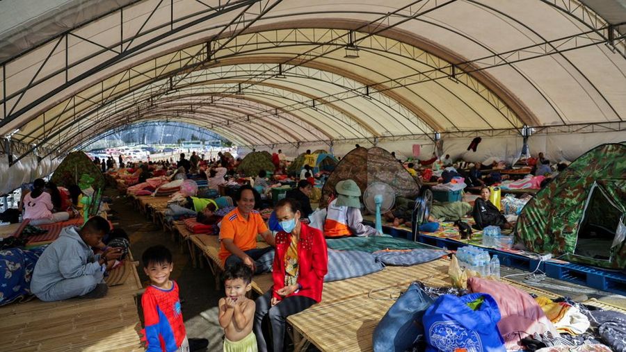 People flee amid clashes between Thailand and Cambodia along a disputed border area, in Oddar Meanchey Province, Cambodia, December 8, 2025. Agence Kampuchea Press/Handout via REUTERS    THIS IMAGE HAS BEEN SUPPLIED BY A THIRD PARTY. NO RESALES. NO ARCHIVES.