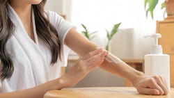Jangan Asal Oles! Ini Cara Pakai Sunscreen Badan SPF50 yang Benar