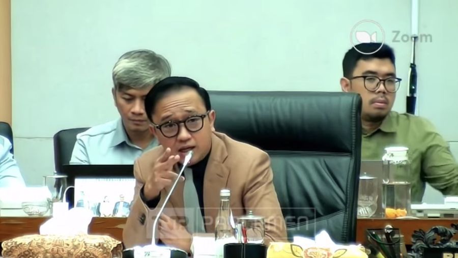 Wakil Pimpinan Komisi XII DPR RI, Bambang Haryadi saat rapat kerja dengan Direktur Jenderal Mineral dan Batu Bara di Komplek Parlemen, Jakarta, Senin (8/12/2025). (Tangkapan Layar Youtube/Komisi XII DPR RI Channel)