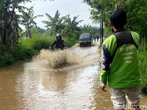 Banjir Sapan Tiada Akhir, Ojol: Bensin Habis Percuma