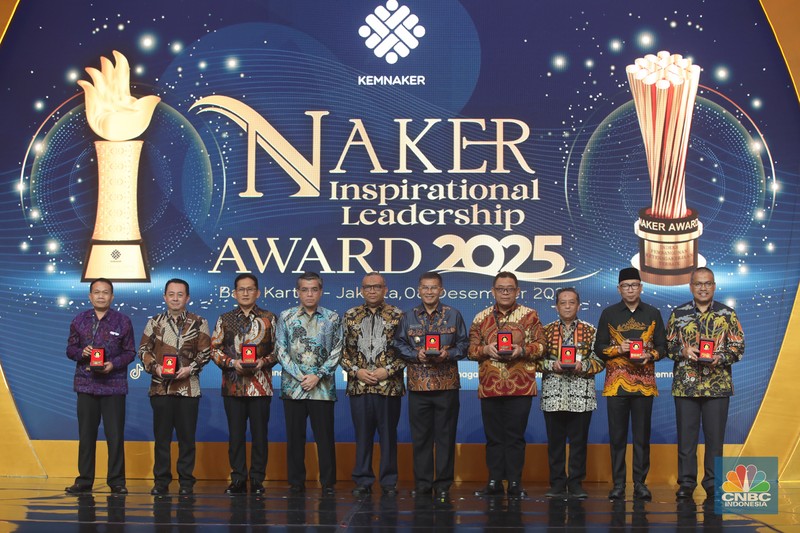 Foto bersama penerima penghargaan dalam acara Naker Inspirational Leadership Award 2025 di Balai Kartini, Jakarta, Senin (8/12/2025). (CNBC Indonesia/Faisal Rahman)