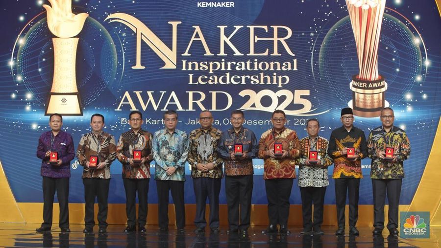 Foto bersama penerima penghargaan dalam acara Naker Inspirational Leadership Award 2025 di Balai Kartini, Jakarta, Senin (8/12/2025). (CNBC Indonesia/Faisal Rahman)