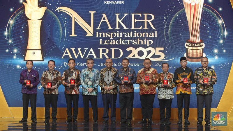 Foto bersama penerima penghargaan dalam acara Naker Inspirational Leadership Award 2025 di Balai Kartini, Jakarta, Senin (8/12/2025). (CNBC Indonesia/Faisal Rahman)
