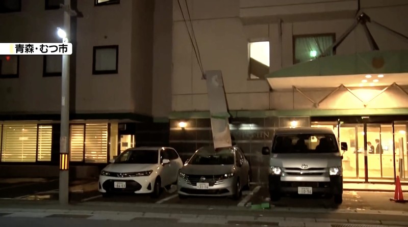 Rak buku dan dokumen yang jatuh saat gempa bumi terlihat di biro Hakodate Kyodo News di Hakodate, Hokkaido, Jepang, 8 Desember 2025 dalam foto yang diambil oleh Kyodo. (Mandatory credit Kyodo/via REUTERS)