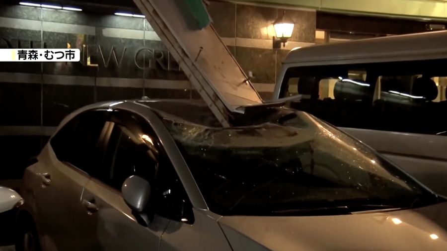 Rak buku dan dokumen yang jatuh saat gempa bumi terlihat di biro Hakodate Kyodo News di Hakodate, Hokkaido, Jepang, 8 Desember 2025 dalam foto yang diambil oleh Kyodo. (Mandatory credit Kyodo/via REUTERS)