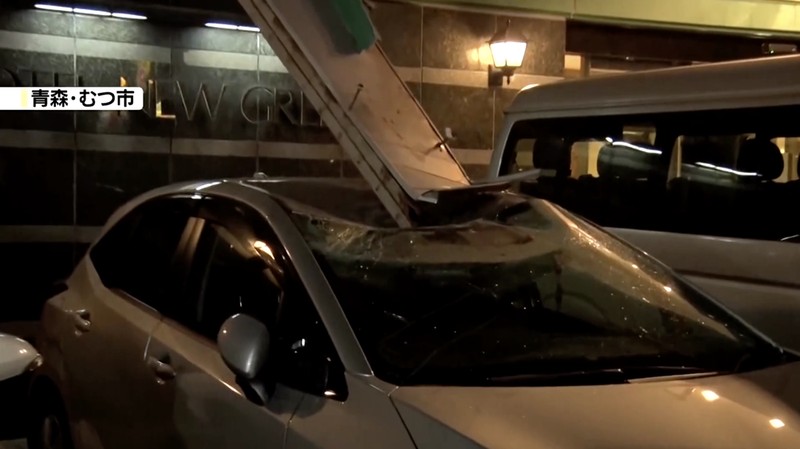 Rak buku dan dokumen yang jatuh saat gempa bumi terlihat di biro Hakodate Kyodo News di Hakodate, Hokkaido, Jepang, 8 Desember 2025 dalam foto yang diambil oleh Kyodo. (Mandatory credit Kyodo/via REUTERS)