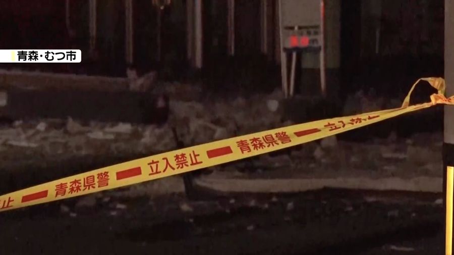 Rak buku dan dokumen yang jatuh saat gempa bumi terlihat di biro Hakodate Kyodo News di Hakodate, Hokkaido, Jepang, 8 Desember 2025 dalam foto yang diambil oleh Kyodo. (Mandatory credit Kyodo/via REUTERS)