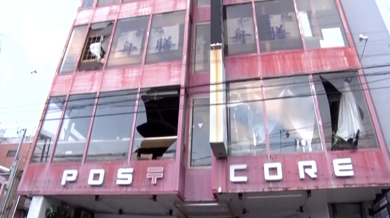 Gempa bumi bermagnitudo 7,5 mengguncang timur laut Jepang pada Senin (8/12/2025) malam, menimbulkan kerusakan ringan berupa kaca bangunan yang pecah, dinding retak, serta furnitur berat yang roboh di sejumlah wilayah terdampak. (Tangkapan Layar Video Reuters/NNN/JAPAN)