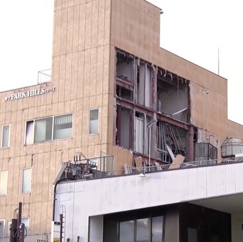 Potret Terbaru Gempa-Tsunami Jepang: Kaca-Kaca Pecah, Dinding Jebol